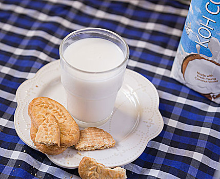 椰奶和全谷物酥性饼干的下午茶