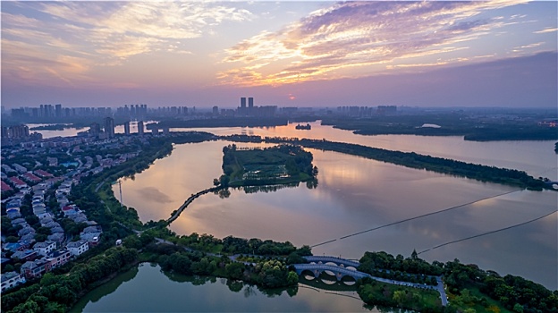 武汉东西湖区金银湖的傍晚城市风光