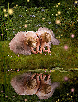 双胞胎,女孩,接触,脚趾,幻想,场景,反射,水塘