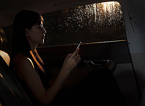 美女,坐,汽车,发短信,电话,下雨,北京