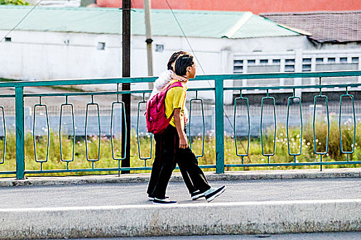 摄影师实拍朝鲜街头中学生,衣着漂亮得体精神青春阳光女生居多占80％