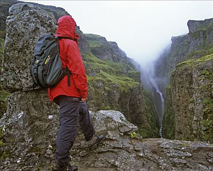 远足者,瀑布,冰岛