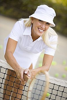 肖像,女性,网球手,靠着,球网