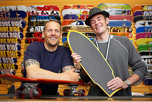 两个男人,滑板,商店