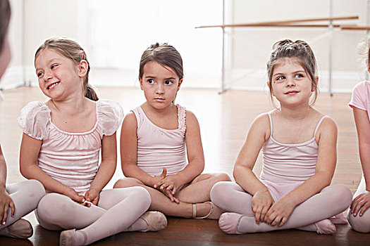 女孩,坐在地板上,芭蕾舞学校