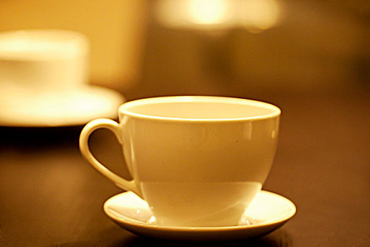 一个白色的陶瓷茶杯