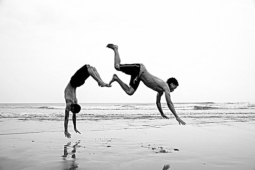 两个,年轻,男人,跳跃,海滩,青少年,特技