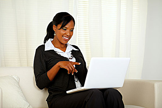 美国黑人,职业女性,指向,笔记本电脑