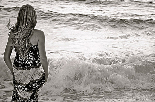 女孩,站立,波浪,向外看,海洋,后视图