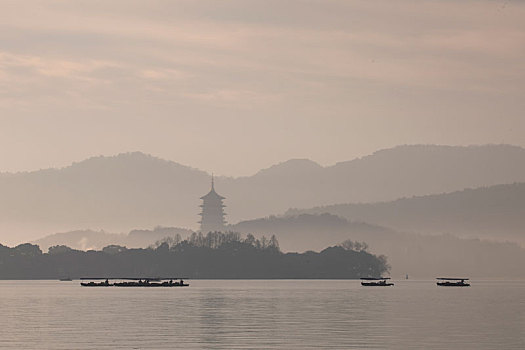 杭州西湖清晨雷峰塔山色风光