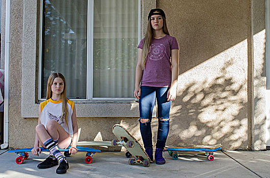 头像,两个,青少年,玩滑板,姐妹,门廊