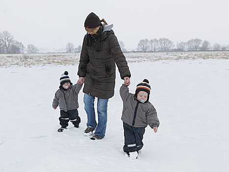 女人,走,双胞胎,儿子,雪中