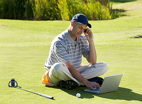 男人,笔记本电脑,手机,高尔夫球场