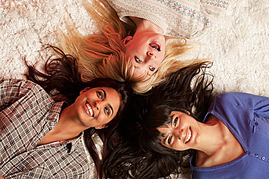 三个女人,年轻,躺着,白人,地毯