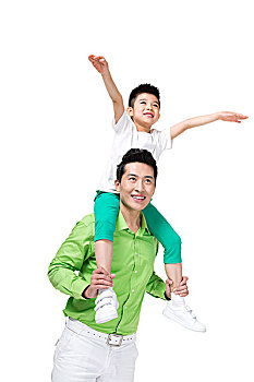穿绿色衬衫的青年男人和小男孩