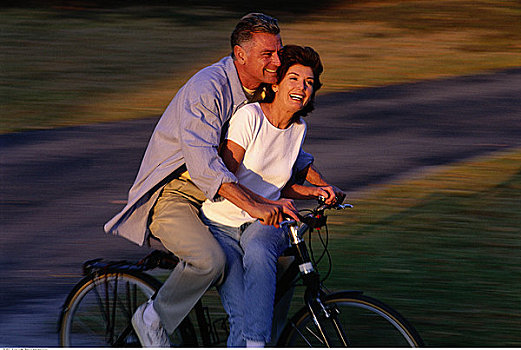 夫妻,骑自行车