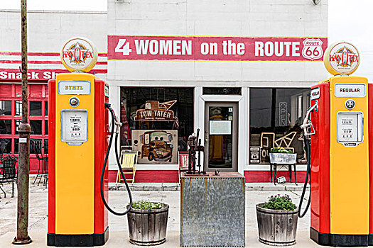 四个女人,66号公路,加油站,堪萨斯,美国