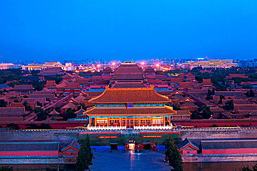 景山上俯瞰故宮夜景