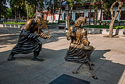 陕西省西安大雁塔,西安大慈恩寺佛塔,步行街的百姓生活群塑----皮影百戏