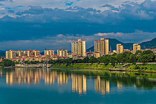 建筑群,高楼,河,灯,夜景,夕阳,倒影,云霞,乌云,城市夜景,草,剪影,风光,水面,奇景