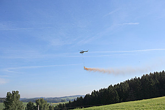 直升飞机,飞行,树林,贝尔吉施地区,区域,北莱茵-威斯特伐利亚,德国,欧洲