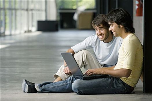 两个,年轻,男人,工作,笔记本电脑
