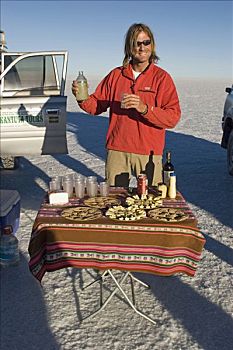 男人,饮料,盐湖,乌尤尼,玻利维亚