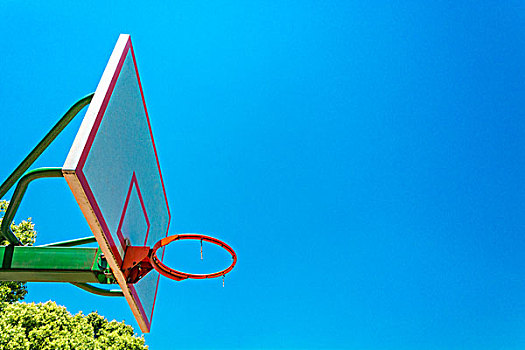 篮球架和篮板与蓝天