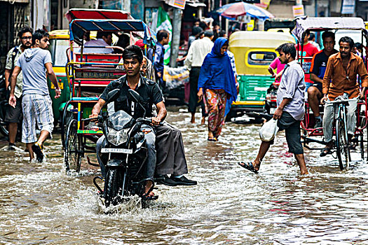 人,摩托车,人力三轮车,移动,洪水,街道,郊区,重,季风,降雨,新德里,德里,印度,亚洲