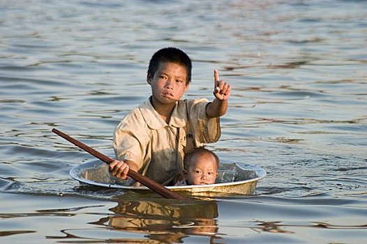 孩子,柬埔寨,男孩,漂浮,室内,盥洗池,树液,河,收获