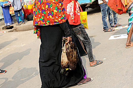 孟加拉国首都达卡市,头顶肩扛大包小包前来朝圣节朝圣的人们