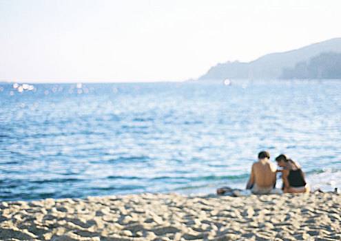 两个人,坐,一起,海滩