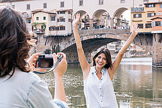 少妇,抬臂,姿势,摄影,正面,维奇奥桥,阿尔诺河,佛罗伦萨,托斯卡纳,意大利