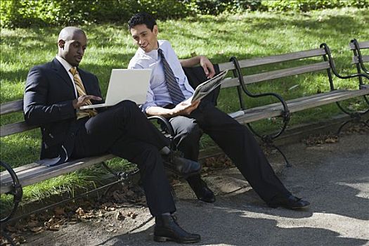 两个,商务人士,坐,长椅,公园,看,笔记本电脑
