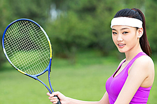 青年女性打网球