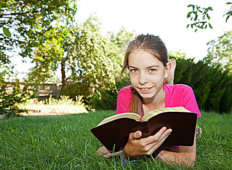 少女,读,圣经,户外