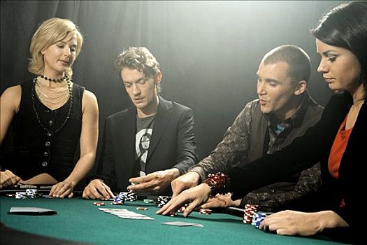 四个人,赌桌