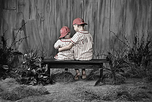 两个男孩,戴着,棒球服,坐,长椅,一起