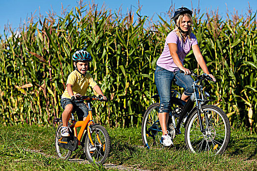 家庭,骑自行车,自行车,夏天,母亲,儿子