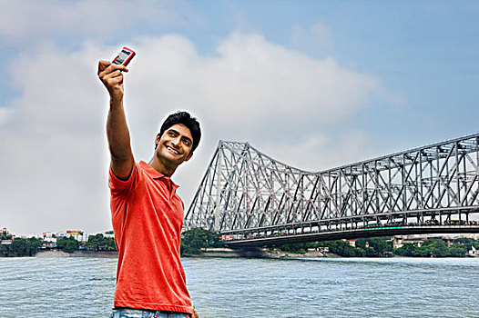 男人,拍照,手机,桥,河,加尔各答,西孟加拉,印度