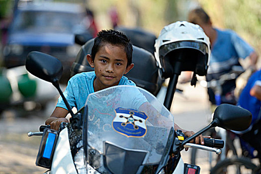 男孩,警察,摩托车,平和,进取,天主教,教堂,贫民窟,意大利,圣萨尔瓦多,萨尔瓦多,北美