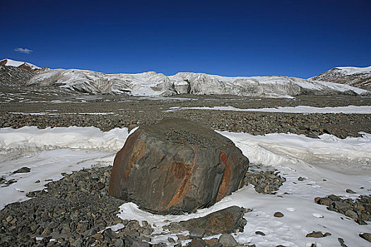 可可里西兰冰川在数百年的推进过程中能将巨大的石头搬运到山下