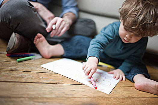 幼儿,男孩,坐在地板上,父母,绘画,纸