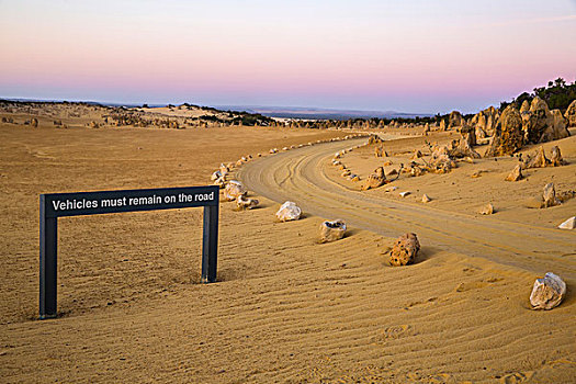 西澳大利亚印度洋公路南邦国家公园独特的自然奇景尖峰石阵westernaustralianambungnationalparkpinnaclesdesert