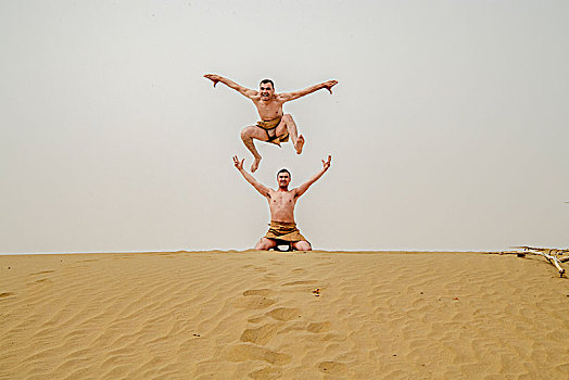 新疆,沙漠,枯树,男人,形体,姿式,跳跃