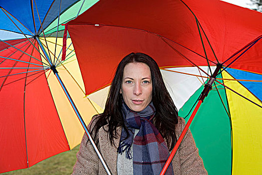 女青年,30-35岁,防护,两个,彩色,伞,寒冬,天气