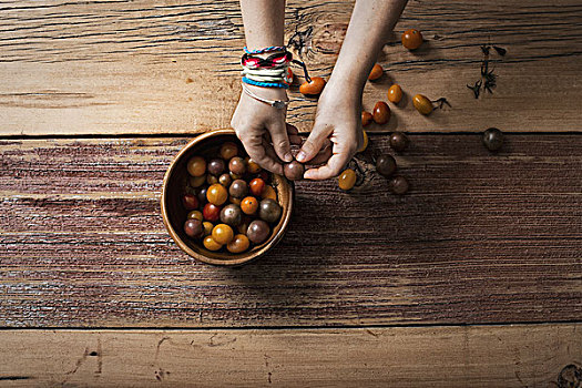 圆,器具,小,西红柿,多样,彩色,一个人,分类,挑选,俯视,木质,桌面
