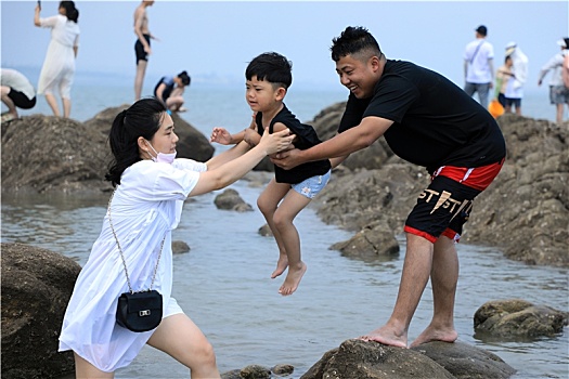 山东省日照市,海边凉爽宜人,游客嬉水踏浪赶海乐享美好周末