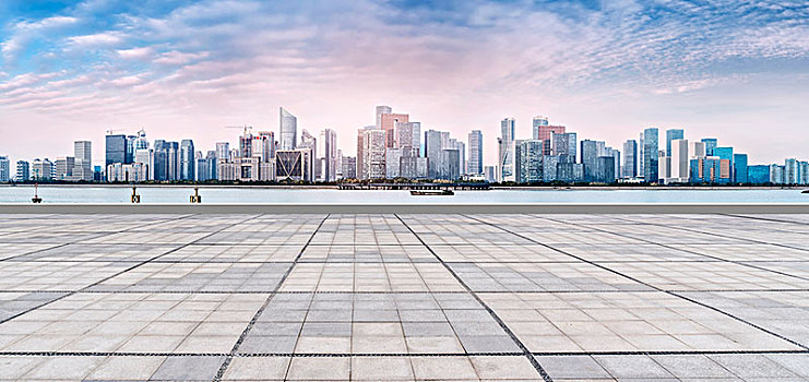 前景为城市广场的杭州建筑景观商业大厦
