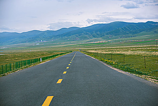 草原公路山峰